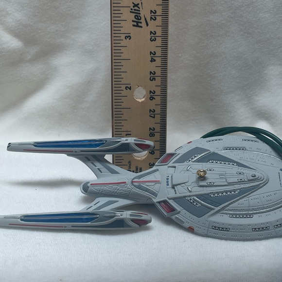 Star Trek First Contact U.S.S Enterprise Hallmark Ornament - Picture 9 of 9